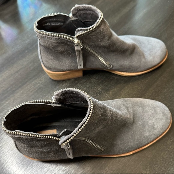 Dolce Vita Hixon Grey Suede Ankle Boots 7.5 Silver Zipper Detail Chunky Heel - Picture 1 of 7